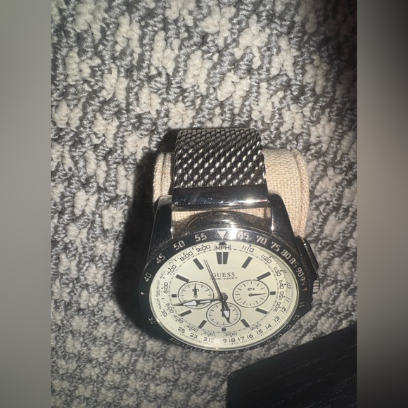 NWHT MEN GUESS WATCH - Picture 2 of 5